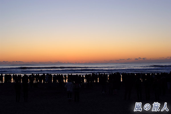 海岸で日の出を待つ人々　九十九里町 元旦祭（初日の出遥拝）の写真