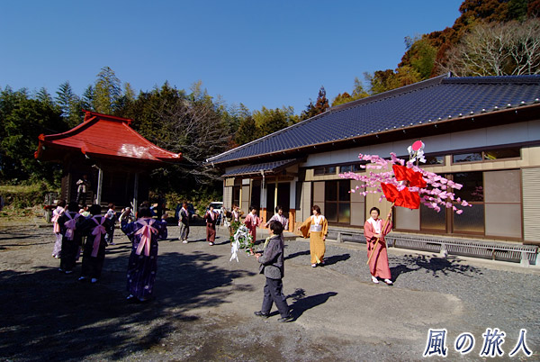 養浄寺前での踊　亀崎の如意輪参りの写真
