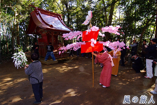 稲生神社境内で　亀崎の如意輪参りの写真