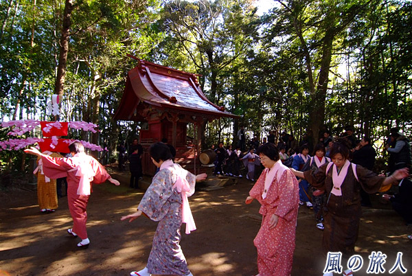 稲生神社境内での踊　亀崎の如意輪参りの写真