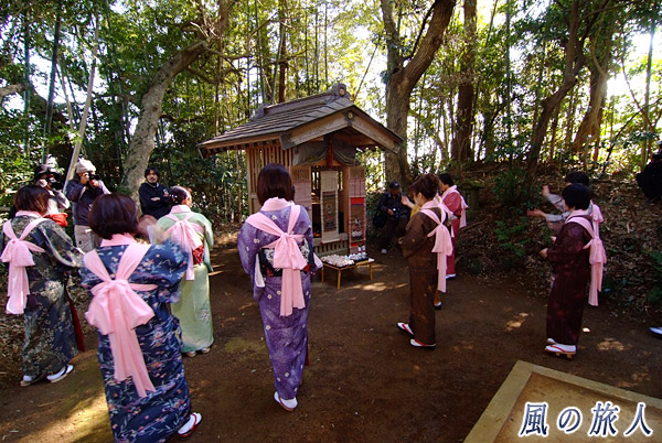 子安神社前での踊り　亀崎の如意輪参りの写真