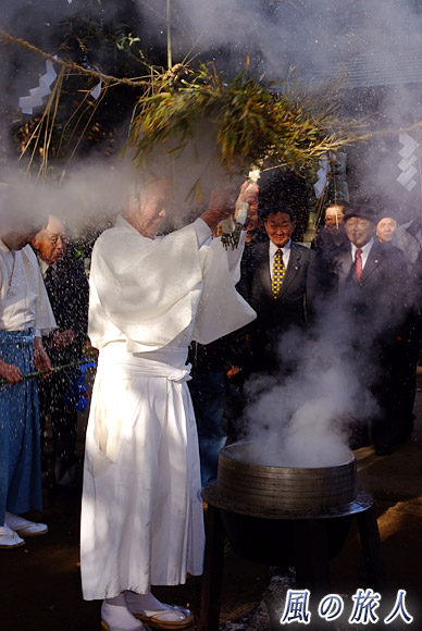 湯をかぶる宮司　五所神社の十二面神楽の写真