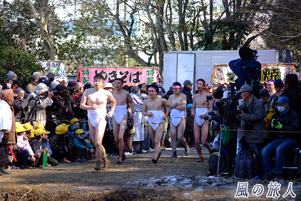 裸衆の登場　和良比はだか祭りの写真