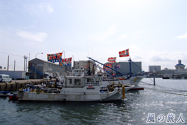 大漁旗を掲げる漁船　船橋漁港水神祭の写真