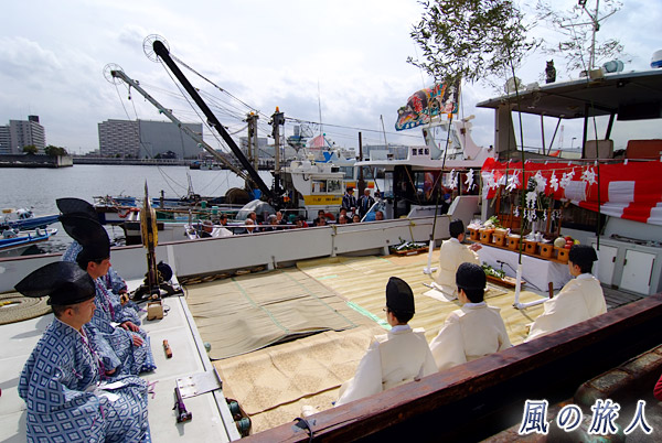 船の上の神事場　船橋漁港水神祭の写真