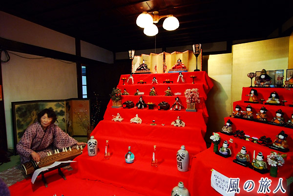 真壁のひなまつり　村井醸造の雛飾りと琴の演奏の写真