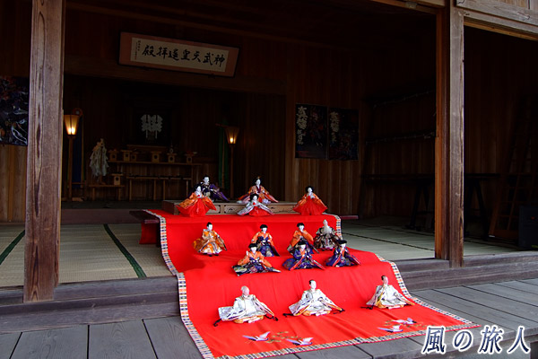 神武神社の雛飾り　真壁和の風流し雛の写真