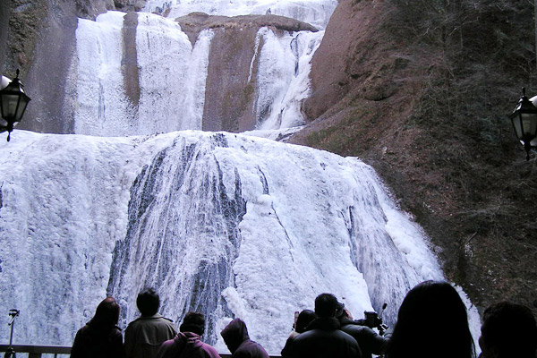 袋田の滝の氷瀑の写真（＊観光いばらきフォトライブラリー画像）