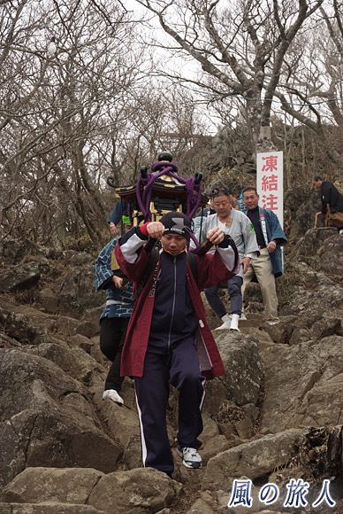 岩場を下る　筑波山神社春季御座替祭の写真