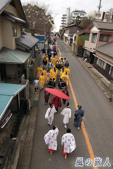車道を進む列　筑波山神社春季御座替祭の写真