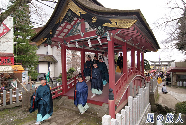 御神橋を通過する神幸祭の列　筑波山神社春季御座替祭の写真