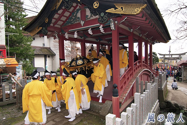 御神橋を通過する神輿　筑波山神社春季御座替祭の写真