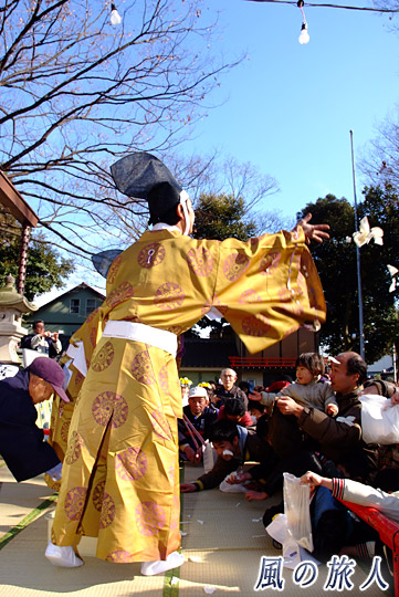 餅撒き　丸子山王日枝神社のびしゃ祭の写真