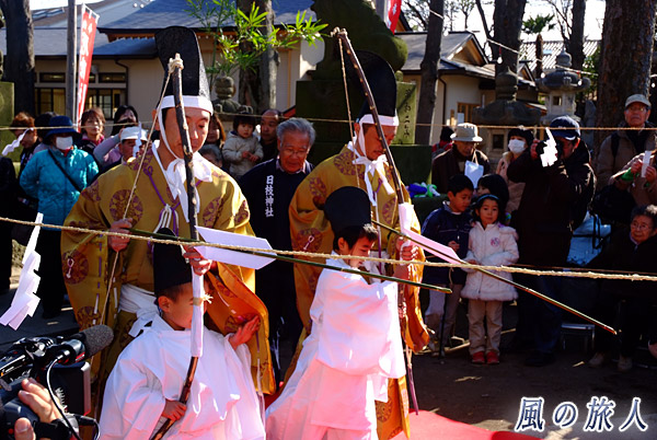 子どもと一緒に弓を射るところ　丸子山王日枝神社のびしゃ祭の写真