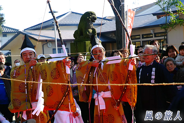 的をめがけて　丸子山王日枝神社のびしゃ祭の写真