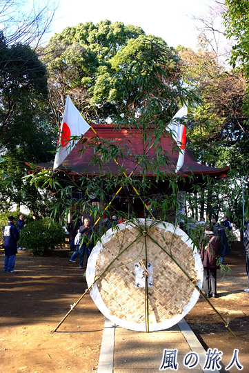 参道に設置された的　長尾神社のマトーの写真