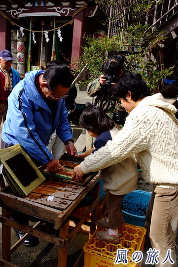 海苔の制作体験　厳島神社例祭・海苔祭の写真