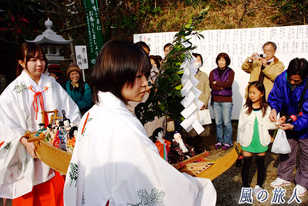 淡島神社の流し雛　巫女さんによって運ばれる雛舟の写真
