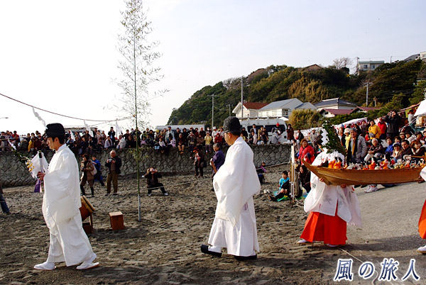 淡島神社の流し雛　浜辺の神事場の写真