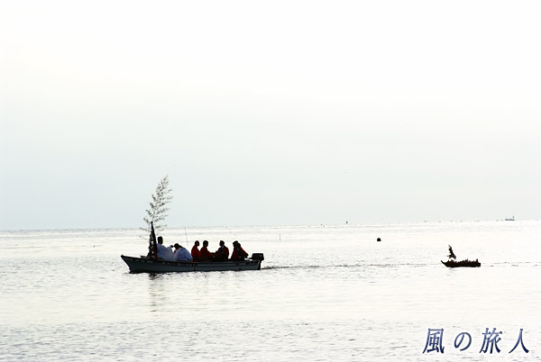 淡島神社の流し雛　海上を進む船の写真