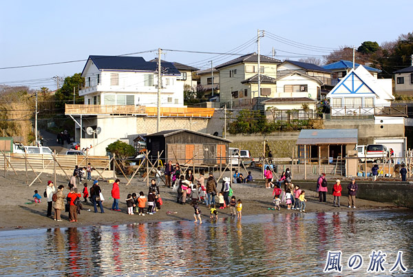 淡島神社の流し雛　浜の様子の写真