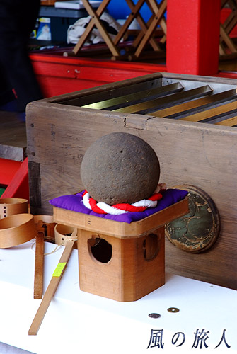 淡島神社の流し雛　玉石と底抜け柄杓の写真