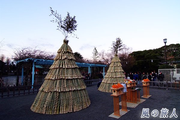 円錐形の美しい櫓　鶴岡八幡宮 左義長神事の写真