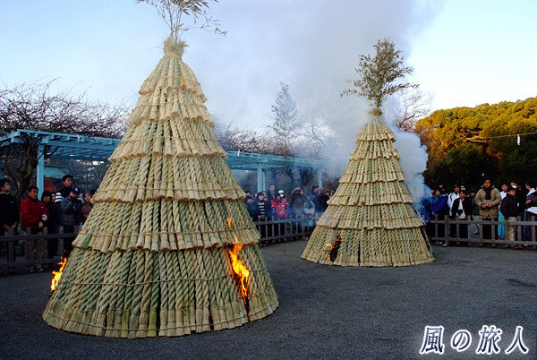 点火されたサイト　鶴岡八幡宮の左義長神事の写真
