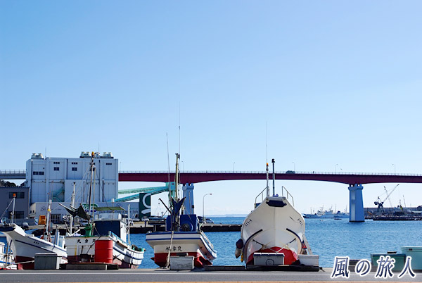漁船と城ケ島大橋の写真