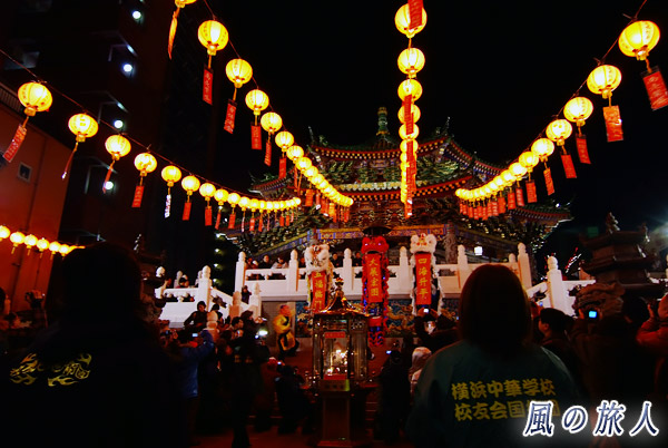 獅子舞と祝いの言葉　横浜中華街の春節の写真