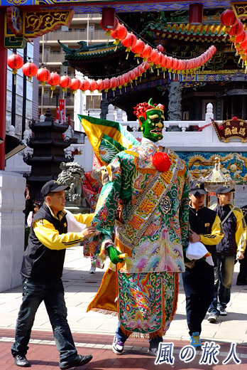 媽祖廟と随神の人形　横浜中華街媽祖祭の写真