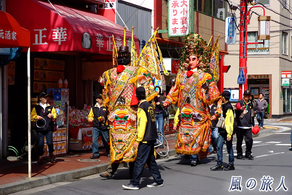 町を歩く巨大人形　横浜中華街媽祖祭の写真