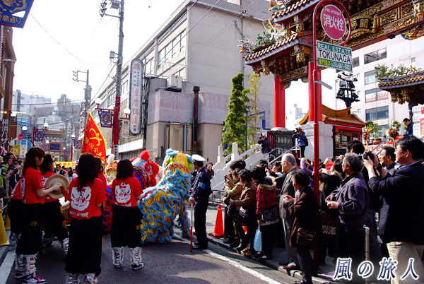 関帝廟前　横浜中華街媽祖祭の写真