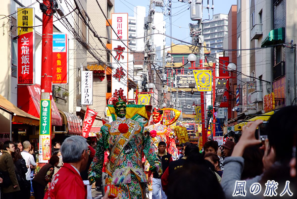 通りを進む千里眼と順風耳の人形　横浜中華街媽祖祭の写真