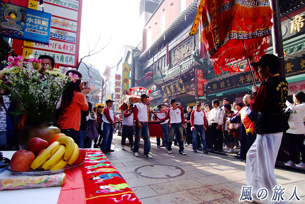祭壇を目指す神輿　横浜中華街媽祖祭の写真