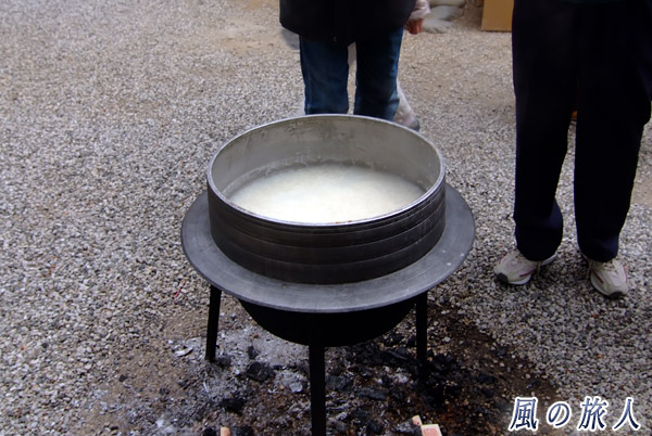 釜の中の粥　師岡熊野神社の筒粥神事の写真
