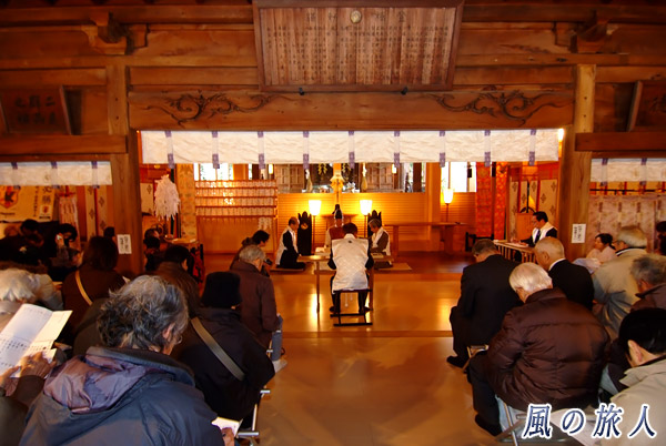 検分中の拝殿内　師岡熊野神社の筒粥神事の写真