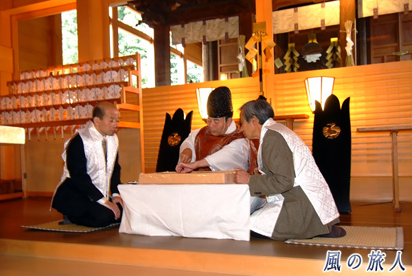 検分の様子　師岡熊野神社の筒粥神事の写真