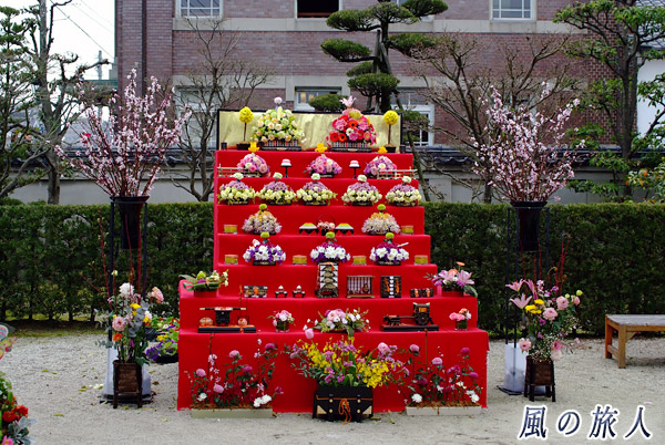 佐賀城下ひなまつり　生花のおひな様の写真