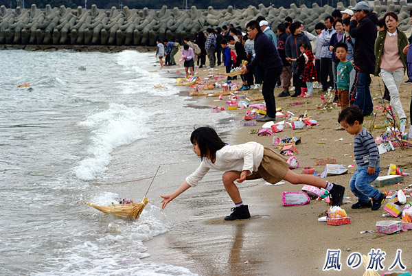 果敢に挑戦する少女　北木島の流し雛の写真
