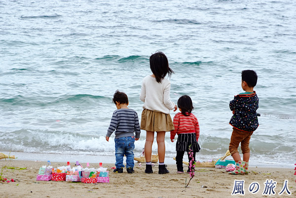 子供たちと流し雛　北木島の流し雛の写真