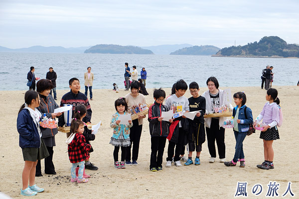 子供たちの歌唱　北木島の流し雛の写真