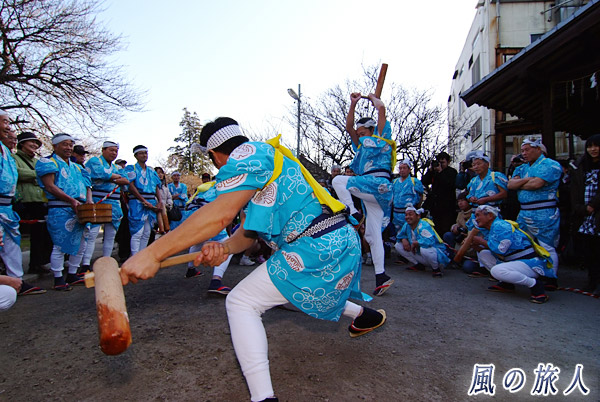 菅原神社前での３テコ　南大塚の餅つき踊りの写真