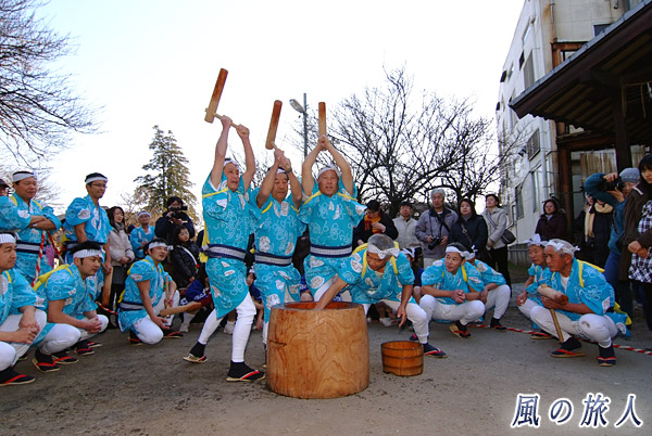 仕上げのアゲツキ　南大塚の餅つき踊りの写真