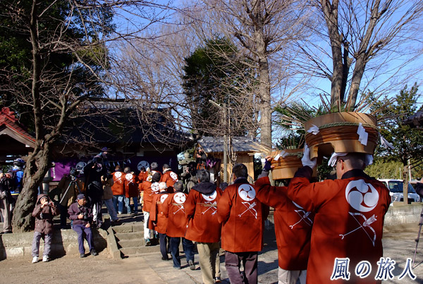 豆腐田楽を運ぶ人達　老袋の弓取式の写真