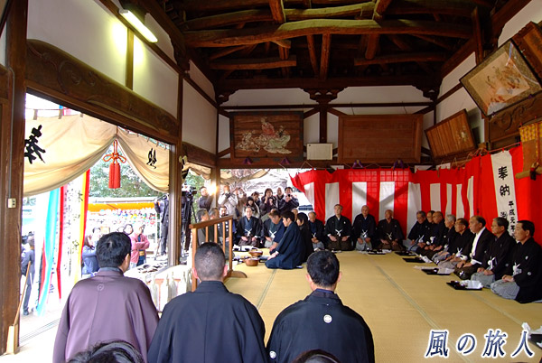 頭渡しの儀式 梅宮神社 甘酒祭りの写真
