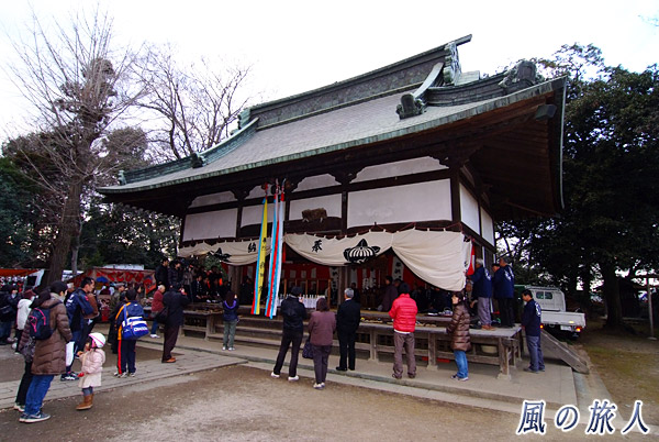 「頭渡し」の儀式中の拝殿 梅宮神社 甘酒祭りの写真