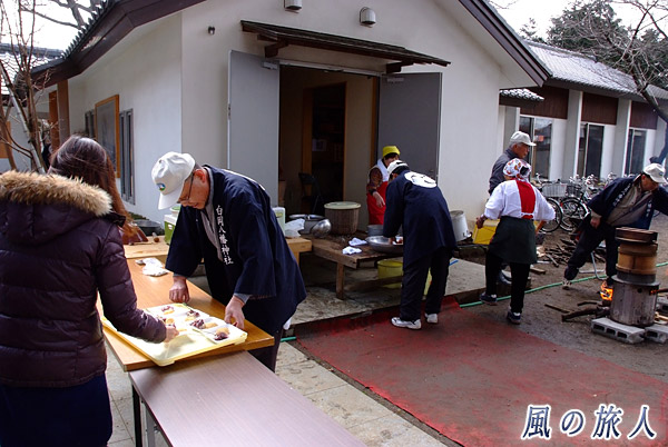 お餅のふるまい　白岡八幡神社春の例大祭の写真