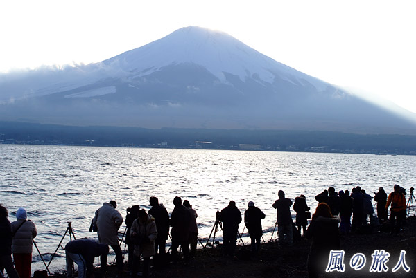 カメラマンと富士山の写真