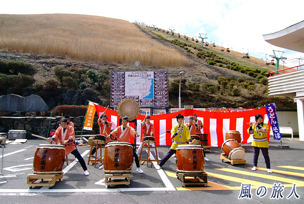 伊東囃子の演奏　大室山の山焼きの写真